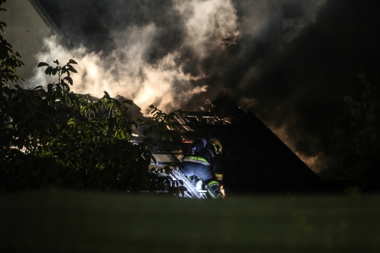 Feuerwehr bei Vollbrand einer Gartenhütte in Wels-Lichtenegg im Einsatz