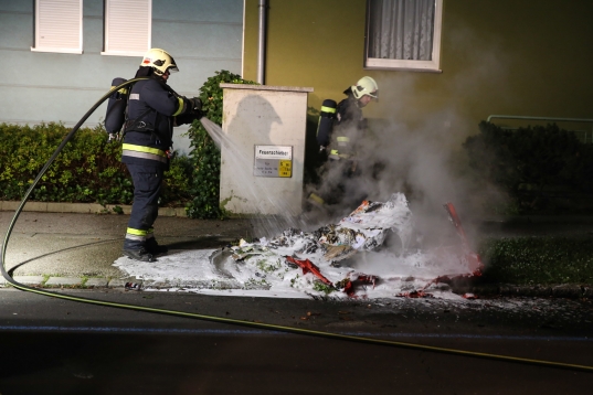 Feuerwehr bei nächtlichem Brand eines Altpapiercontainers im Einsatz