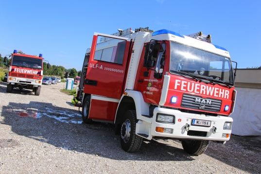 Feuerwehr bei Brand eines Baustellencontainers in Edt bei Lambach im Einsatz