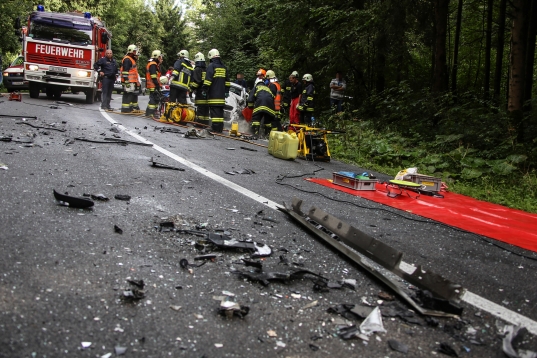Schwerer Verkehrsunfall auf der Marchtrenker Straße in Weißkirchen an der Traun
