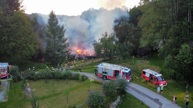 Brand eines Holzstadels in Freistadt sorgt für größeren Einsatz von drei Feuerwehren