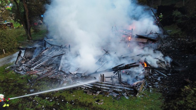 Brand eines Holzstadels in Freistadt sorgt für größeren Einsatz von drei Feuerwehren