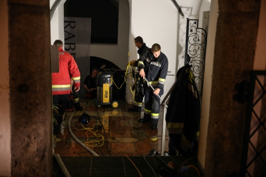 Feuerwehr bei Wasserschaden in der Welser Altstadt im Einsatz