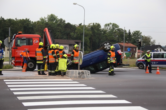 Fahrzeug bei Unfall im Kreuzungsbereich in Marchtrenk überschlagen