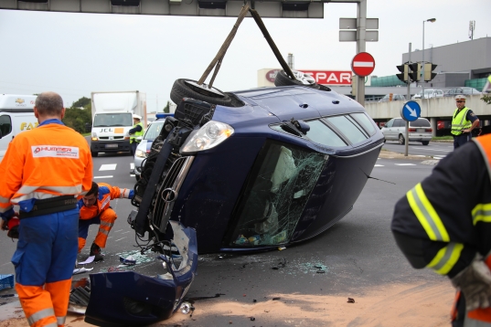 Fahrzeug bei Unfall im Kreuzungsbereich in Marchtrenk überschlagen