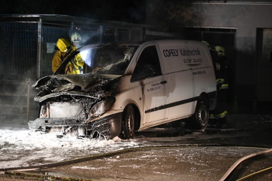 Fahrzeug und Müllcontainer bei Brand in Wels-Neustadt schwer beschädigt