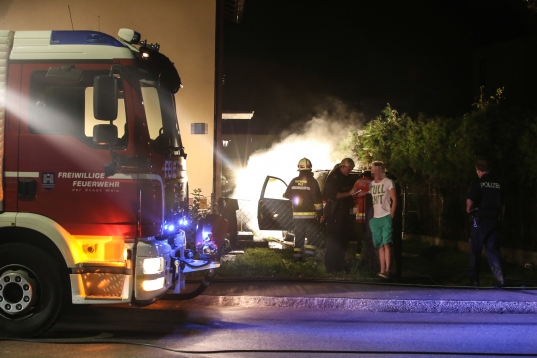 Feuerwehr bei Fahrzeugbrand in Wels-Pernau im Einsatz