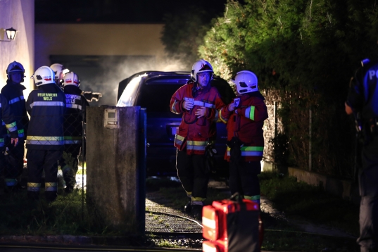 Feuerwehr bei Fahrzeugbrand in Wels-Pernau im Einsatz