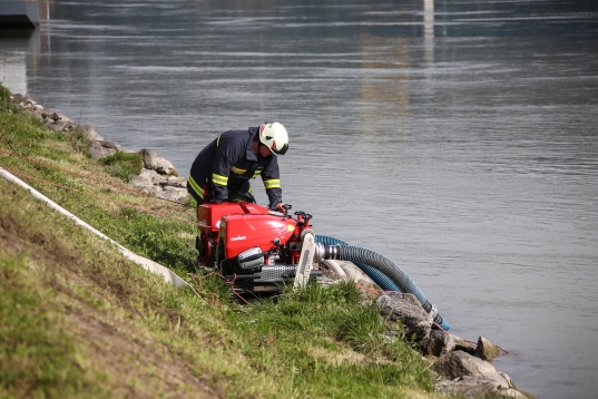 Sechs Feuerwehren bei Brand einer Filteranlage in Aschach an der Donau im Einsatz