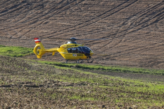 Mopedlenker bei Crash mit Mähdrescher in Steinhaus schwer verletzt