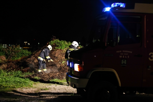 Feuerwehr löschte brennenden Erdhügel in Wels-Vogelweide