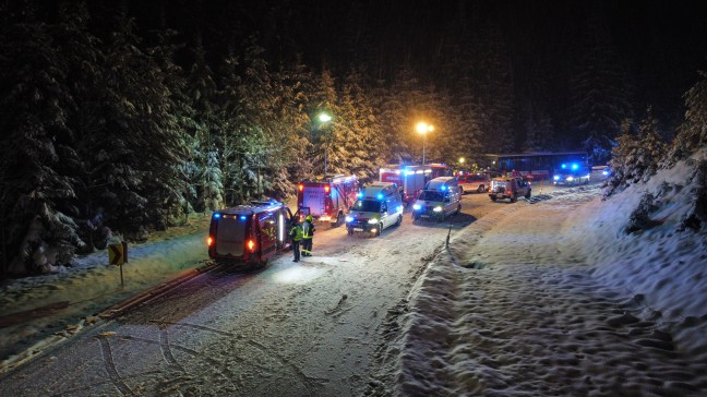 PKW gegen Linienbus gekracht: Verkehrsunfall in Bad Leonfelden fordert vier teilweise Schwerverletzte