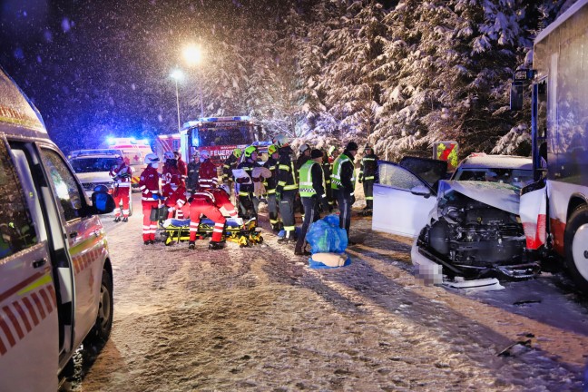 PKW gegen Linienbus gekracht: Verkehrsunfall in Bad Leonfelden fordert vier teilweise Schwerverletzte