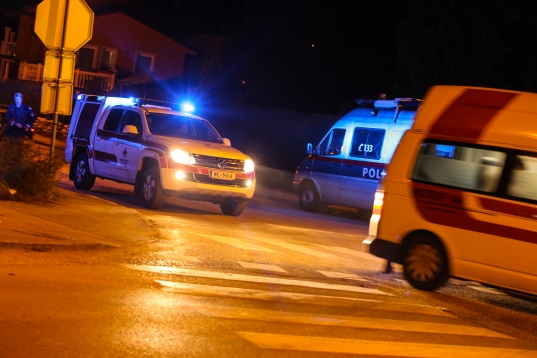 Nach internem Notfall mit Fahrzeug in eine Baustelle in Wels-Vogelweide gekracht