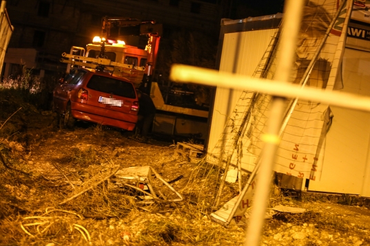 Nach internem Notfall mit Fahrzeug in eine Baustelle in Wels-Vogelweide gekracht