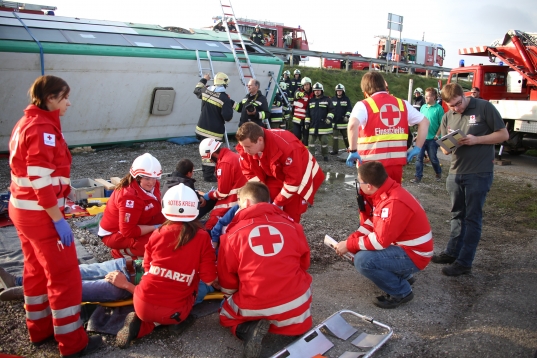 Große Übung der Einsatzkräfte von Feuerwehr und Rotem Kreuz in Pettenbach