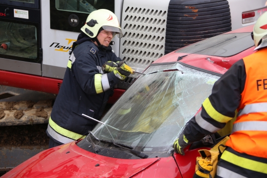Übung von Feuerwehr und Rotem Kreuz in Thalheim bei Wels
