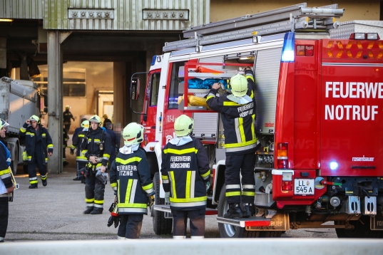 Großeinsatz der Feuerwehr bei Brand einer Maistrocknungsanlage in Hörsching
