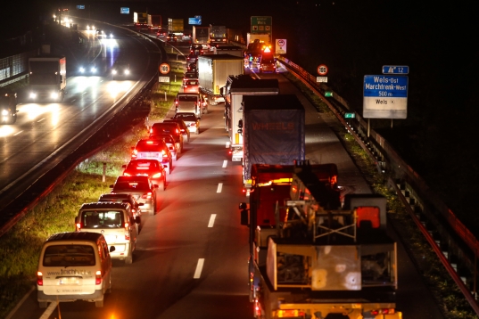 Sperre und Stau der Welser Autobahn nach Verkehrsunfall im Abendverkehr