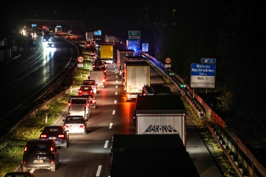 Sperre und Stau der Welser Autobahn nach Verkehrsunfall im Abendverkehr