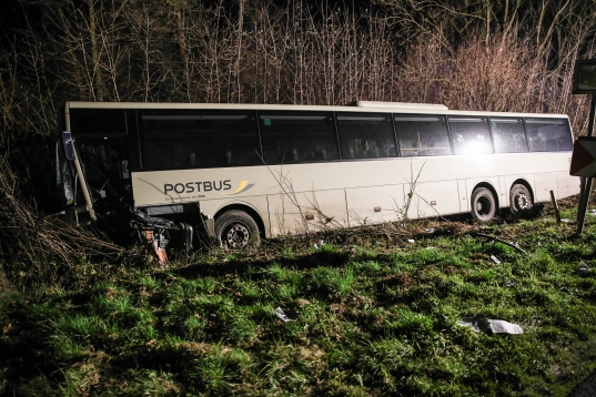 Frontalcrash zwischen Bus und PKW auf der Wolferner Straße in Niederneukirchen