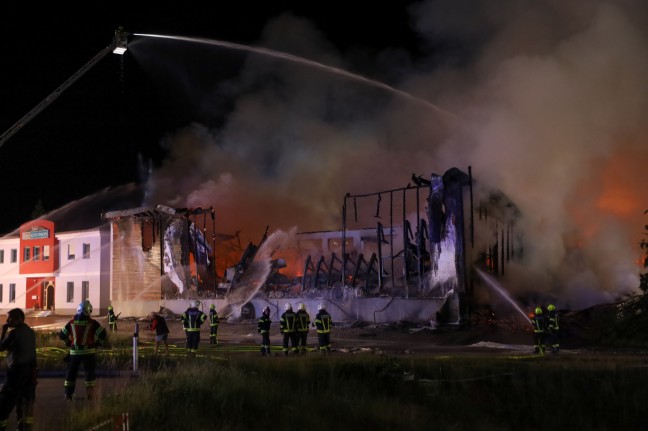 Brandstiftung: Millionenschaden nach gelegtem Feuer in Tischlerei in Taufkirchen an der Trattnach