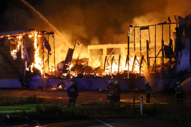 Brandstiftung: Millionenschaden nach gelegtem Feuer in Tischlerei in Taufkirchen an der Trattnach