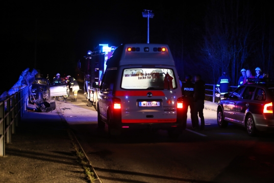 PKW kracht bei Verkehrsunfall in Buchkirchen gegen Brückengeländer und Nepomuk-Statue