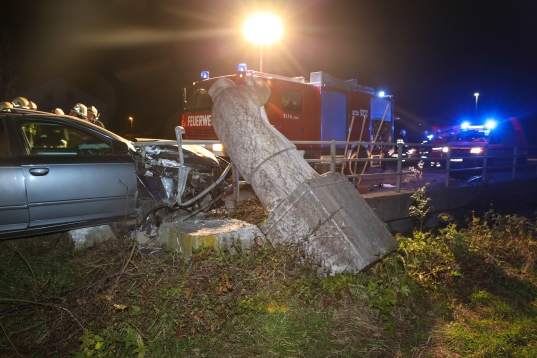 PKW kracht bei Verkehrsunfall in Buchkirchen gegen Brückengeländer und Nepomuk-Statue