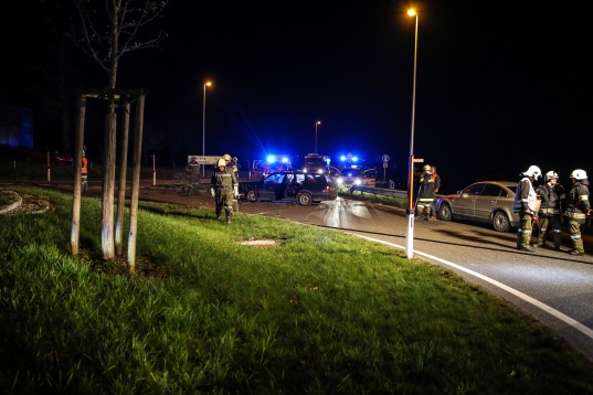 Auto flog bei Verkehrsunfall in St. Marienkirchen an der Polsenz über Kreisverkehr