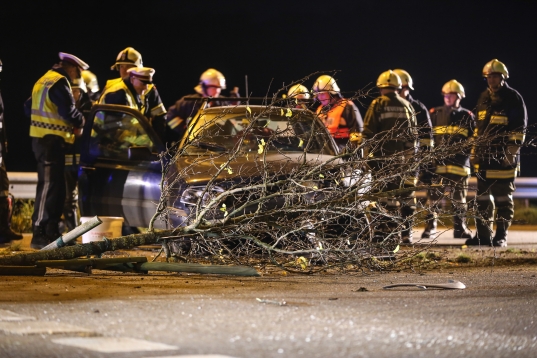 Auto flog bei Verkehrsunfall in St. Marienkirchen an der Polsenz über Kreisverkehr