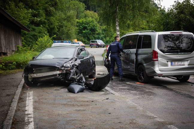 Vier Verletzte bei Unfall nach Verfolgungsjagd zwischen Schlepperauto und Polizei in Hochburg-Ach