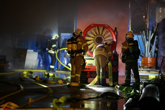 Großbrand in einem Hallenkomplex in Traun forderte Alarmstufe 3 der Feuerwehr