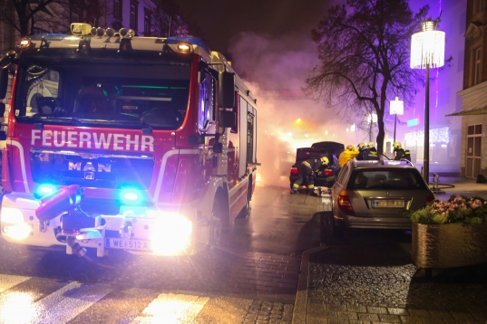 Feuerwehr bei PKW-Brand in der Welser Innenstadt im Einsatz