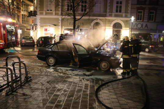 Feuerwehr bei PKW-Brand in der Welser Innenstadt im Einsatz