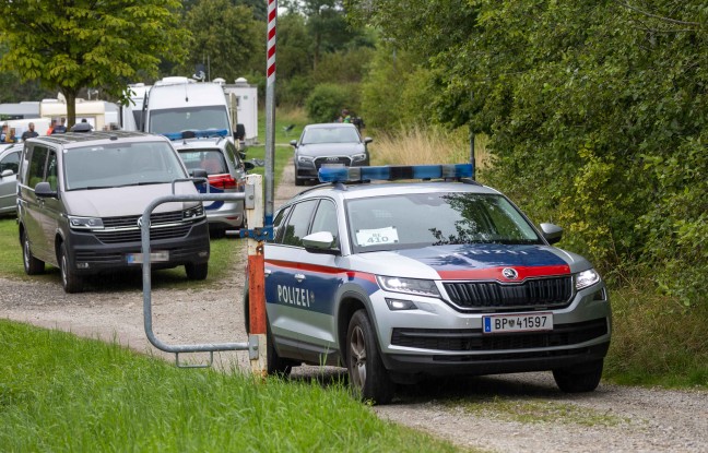 Großkontrolle der Polizei auf Durchreiseplatz für Sinti und Roma in Braunau am Inn