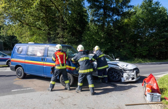 Kreuzungsunfall zwischen Kleinbus und PKW auf Lamprechtshausener Straße in Handenberg