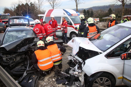 Drei zum Teil Schwerverletzte bei schwerem Verkehrsunfall in Gunskirchen