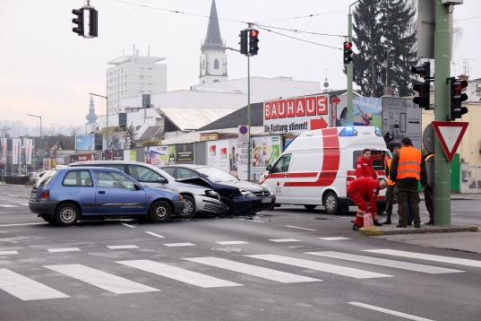 Kreuzungscrash mit drei Fahrzeugen in Wels endet glücklicherweise glimpflich