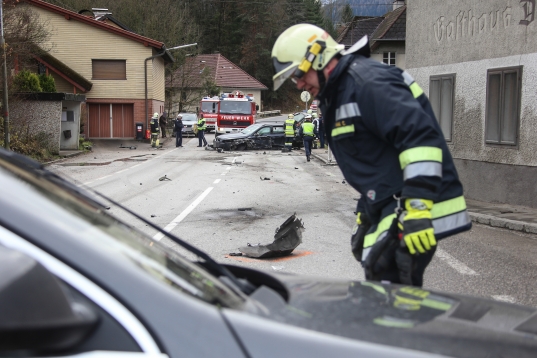 Schwerer Crash auf der Scharnsteiner Straße in Pettenbach