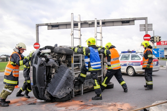 Fahrzeug bei Verkehrsunfall in Marchtrenk umgekippt - Lenker leicht verletzt