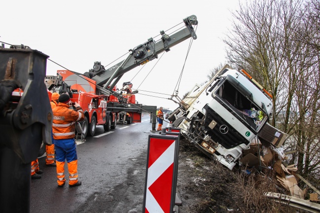 Alkoholisierter LKW-Lenker durchbrach die Leitschiene der Welser Autobahn und stürzte über Böschung