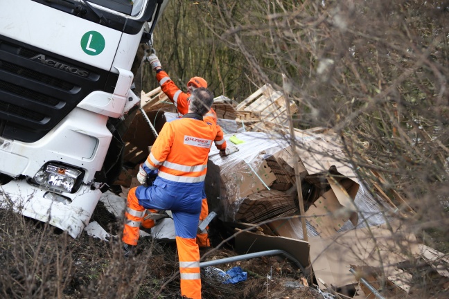 Alkoholisierter LKW-Lenker durchbrach die Leitschiene der Welser Autobahn und stürzte über Böschung