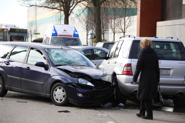 Blechsalat nach Verkehrsunfall mit drei Fahrzeugen in Wels-Pernau