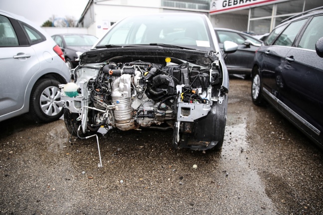Diebstahlserie: Fahrzeugteile bei Autohändlern abmontiert und gestohlen