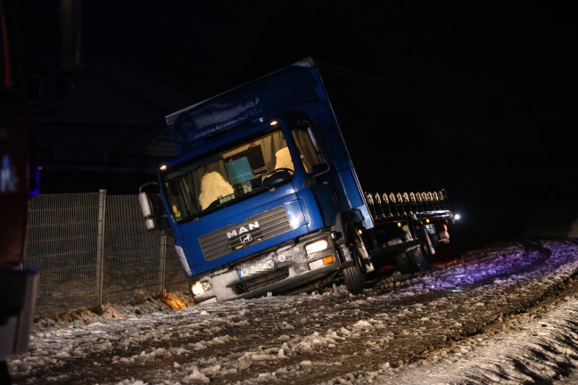 LKW rutschte bei winterlichen Fahrverhältnissen von der Straße