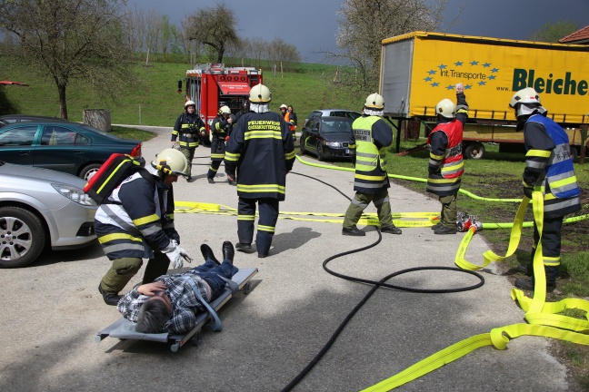 Spannende Einsatzübung der Feuerwehren in Offenhausen