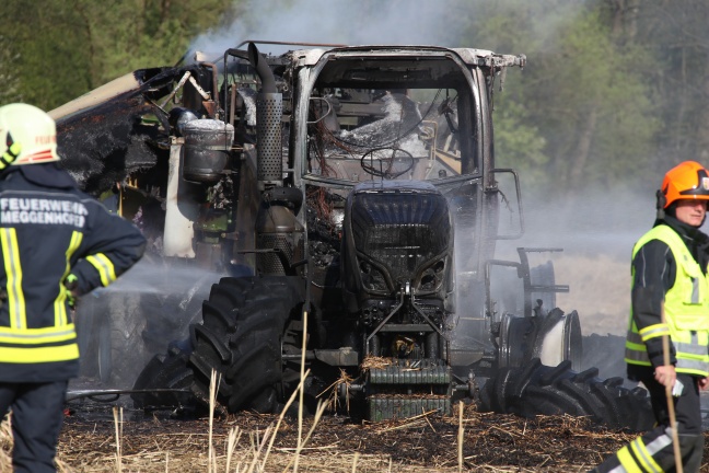 Brand eines Traktors und einer Strohpresse in Meggenhofen