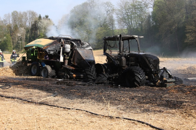 Brand eines Traktors und einer Strohpresse in Meggenhofen