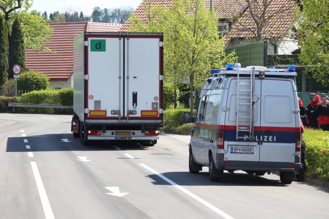 LKW-Lenker rammt im Retourgang PKW in Wels-Pernau